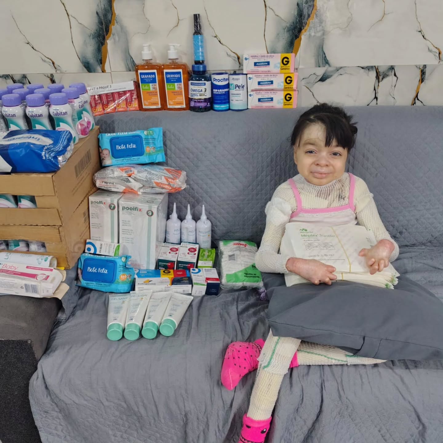 Crianças recebendo cuidados no Cantinho das Borboletas